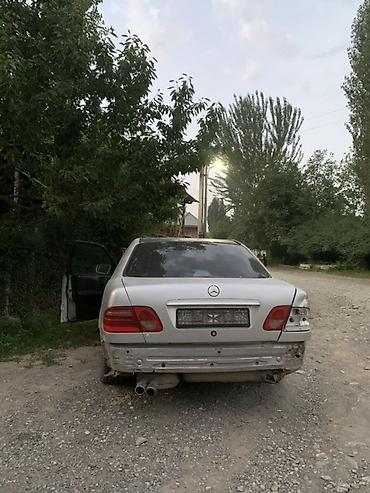 разбитые авто: Mercedes-Benz E-Class: 1997 г., Седан — 1