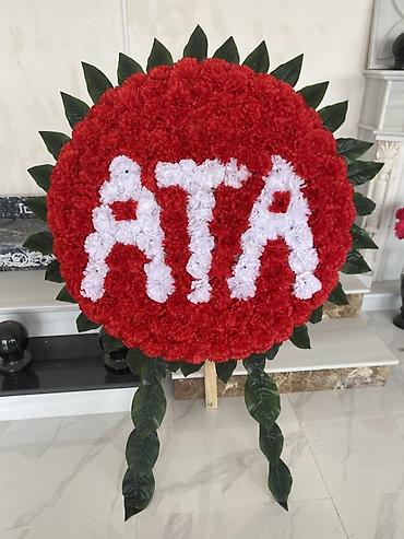 ata ad günü tortu: Süni güllərdən hazırlanmış yas çələngi – “ATA” yazılı. *** — 1