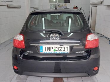 Transport: Toyota Auris: 1.3 l | 2011 year Hatchback