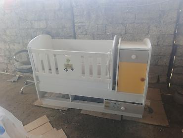 usaq mebeli destleri: Uşaq beşiyi və komodlu dəst - Rəng: ağ, boz və sarı detallar - — 3