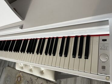 Pianolar: Elektron piano.yeni kimidir.1ildir alinib ve cox az istifade