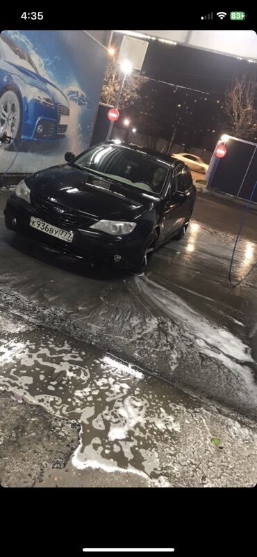 шины на мотоблок: Черный автомобиль Subaru Impreza, припаркованный на улице. Автомобиль