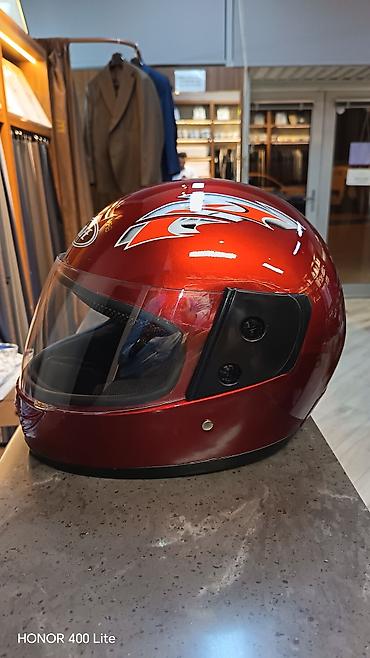 reduktor motor: Tam üzlü motosiklet dəbilqəsi – qırmızı metalik rəng, üzərində qrafik — 3