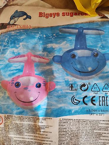 retro posteri: Igračka za plivanje na naduvavanje u obliku delfina, dostupna u — 1