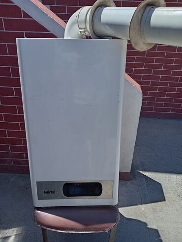 qaz su qızdırıcıları: Airtfel markalı, divara quraşdırılan qaz qazanı. Ağ rəngdə olan bu