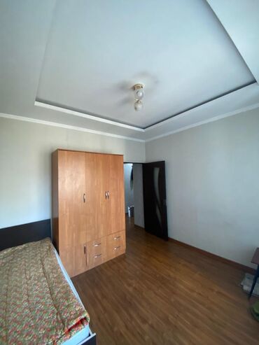 12 мкр сдаю квартиру: 2 комнаты, Собственник, Без подселения, С мебелью частично