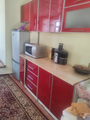 декор для кухонной мебели: Красный кухонный гарнитур, состоящий из верхних и нижних шкафов