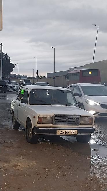 sarı ford transit: Ağ rəngli klassik VAZ/Lada 2107 sedan. Avtomobil 4 qapılı кузов — 1