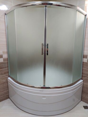 Duş kabinaları, arakəsmələr: Bucaqlı formalı, ağ rəngli duş kabinəsi. Paslanmayan metaldan — 3