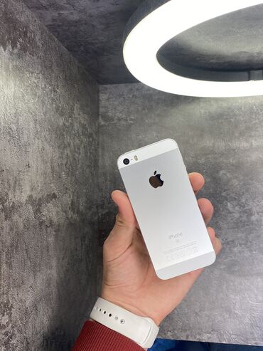 Apple iPhone: IPhone SE, Б/у, 32 ГБ, Серебристый, Защитное стекло, 100 %