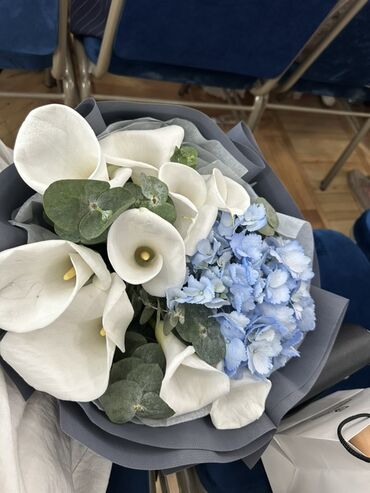торт на свадьбу: Букет из белых калл и голубых гортензий, обернутый в серую упаковочную