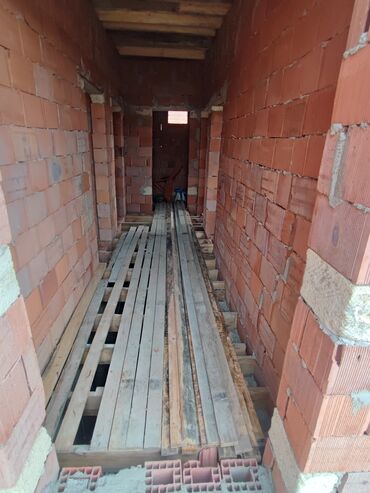 Həyət evləri və villaların satışı: Təcili Satılır : 39000 Azn

1.5 sotun içində

 Evin Ümumi sahəsi 95 kv — 10