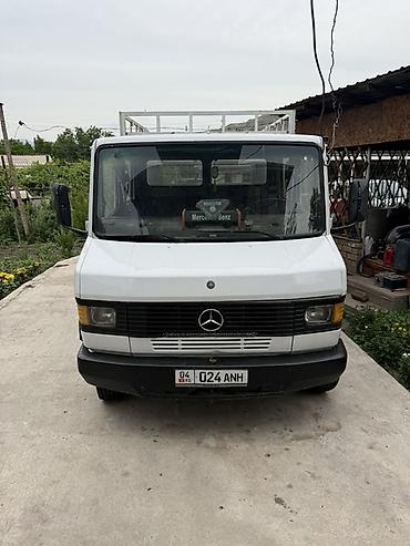 трактор 82 1: Mercedes-Benz 811D — бортовой грузовик с двойной кабиной. Основные — 2