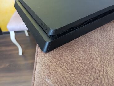 PS4 (Sony Playstation 4): PlayStation 4 slim 1 tb 38 oyun qapaqda cuzi qırıq Oyunların siyahısı