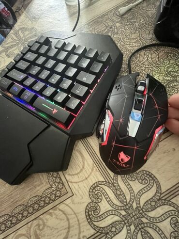 Настольные ПК и рабочие станции: RGB işıqlı bir əlli oyun klaviaturası və T-Wolf markalı oyun siçanı