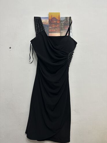 черное платье вышитое бисером: Вечернее платье, Короткая модель, Без рукавов, Камни