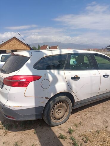 домкрат для машины цена: Ford Focus в кузове универсал белого цвета. Модель автомобиля оснащена