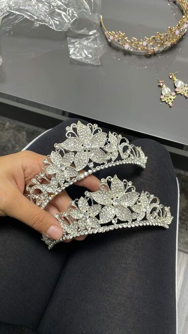 Aksesoari za kosu: Krune 
Cena 1400din — 21