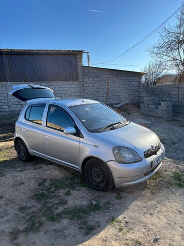 машина ферари: Toyota Vitz: 2001 г., 1.3 л, Автомат, Бензин