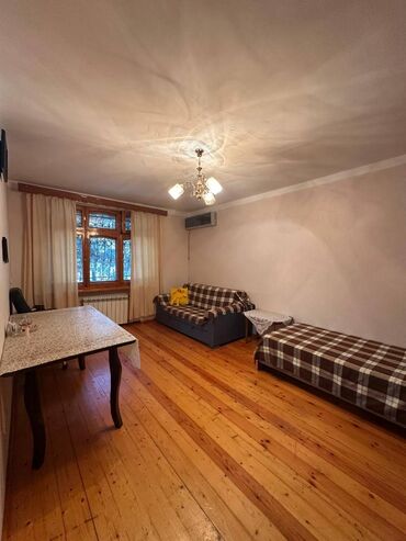 Uzunmüddətli kirayə mənzillər: Inşaatçılar metrosu düz çıxışında 5 mərtəbəli binanın 1-ci mərtəbəsi — 4