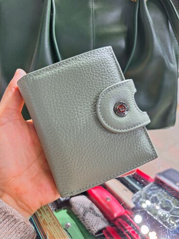 Кошельки: Компактный женский кошелёк с кнопочной застёжкой. Особенности: - — 5