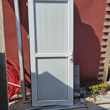 Металлопрокат: Ağ rəngli metal-plastik qapı 87×206