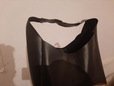 женские маленькие рюкзаки: Qara rəngli çiyin çantası - Minimalist “hobo” üslubunda, yumşaq