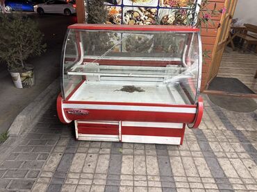Dərin dondurucular: Şüşəli ön hissəsi olan qırmızı və ağ rəngli vitrin soyuducu. Geniş