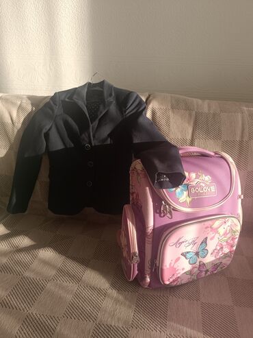 охотничий рюкзак: Продаю школьный ранец, для девочки начальных классов. Цвет: розовый