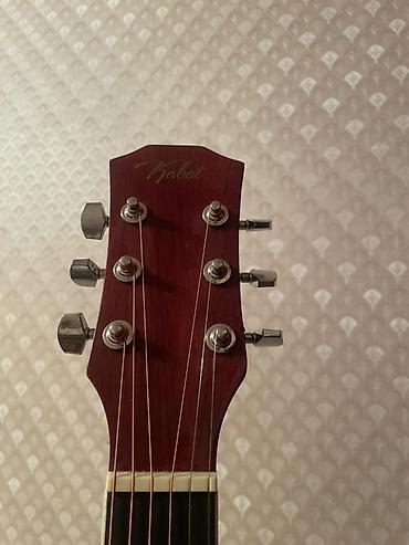 Гитары: Акустическая гитара dreadnought с вырезом (cutaway). - Корпус формата — 6