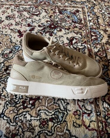 женские кроссовки fila disruptor 2: Кеды Fila бежевого цвета с белой подошвой. Имеют логотип бренда на