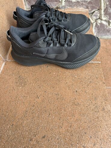 фирменные кроссовки: Продаю кроссовки б/у Nike оригинал. Приобретала в фирменном