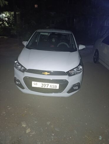 19 размер: Белый хэтчбек Chevrolet Spark с узнаваемым дизайном кузоваш. Модель