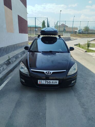 обмен на малолетражку: Автомобиль Hyundai i30 черного цвета, хэтчбек, оснащенный багажником