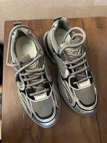 tech flees: Новая.Кроссовки в стиле dad-shoes. 41- размер. Толстая подошва которая — 6