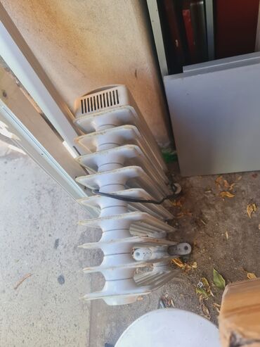 Ağ rəngli, yağla doldurulmuş radiator qızdırıcı. Bu qızdırıcı mövsümi