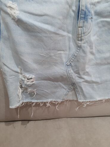 Şortlar: Qadın geyimi – cins şort və cins ətək dəsti. Biri 15 manat. İkisini de — 5