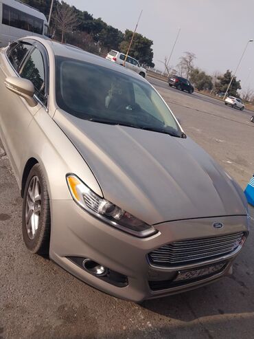 Ford: Ford Fusion SE sedan - Kuzov: 4 qapılı sedan, gümüşü rəng - Mühərrik — 1