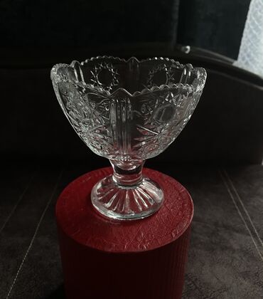 стеклянная ваза: Стеклянная ваза идет вместе с маленькой красной коробкой 250 сом