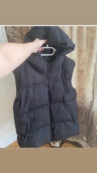 дождевик купить в баку: Qara rəngli qalın şişmə jilet - Kapüşonlu model, gündəlik geyim və