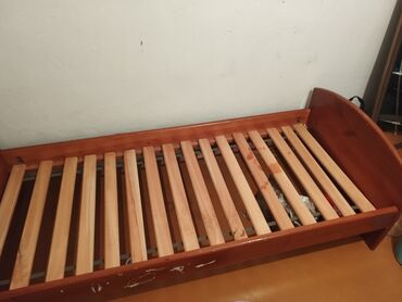 столик на кровать: Кровать