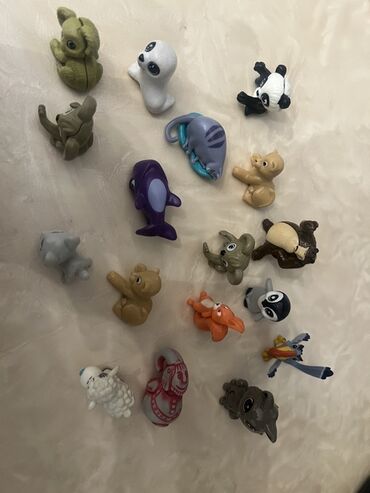 Markalar: Müxtəlif Kinder Surprise oyuncaq fiqurları, heyvanlardan personajlara