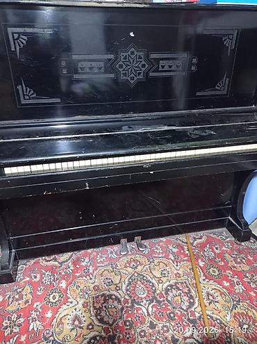 88: Upright piano – klassik dizaynlı, qara korpuslu. Xüsusiyyətlər: - — 1