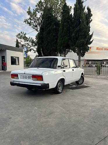 lada diskləri: VAZ 2107 sedan – ağ rəngli, klassik kuzov dizaynı ilə. Azərbaycan — 2