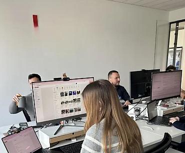Kancelarija: Moderna opremljena kancelarija – otvoreni prostor za timove - Svetao — 10