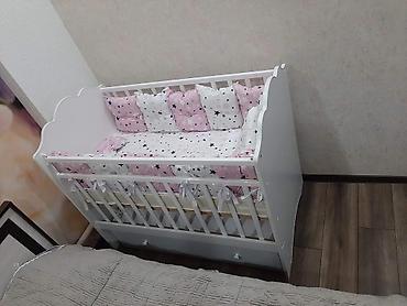 120: Детская кроватка с комплектом мягких бортиков и постельным бельём. - — 2