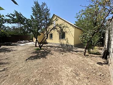 Продажа коттеджей и домов: 🏡 Абдан жакшы жерде жайгашкан ушул үй сатылат (СОБСТВЕННИК) 📍Дареги — 14