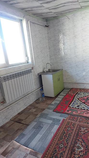 1 комната берилет. ыссык суу чыгат. душ бар. 38 автобустун конечныйы