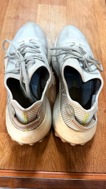 Кроссовки и спортивная обувь: Продаю мужские кросовки 42 размера ( большимерят на 43-44) В отличном — 8