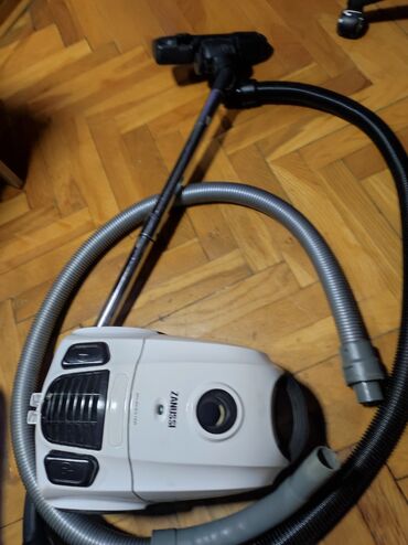 Klasični usisivači: Usisivač Zanussi ZAN2405EL sa kesom - Snaga: 2000 W nominalno (maks — 6